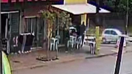 Câmera flagra momento em que homem destrói estufa para salgados antes de ser preso pela PM