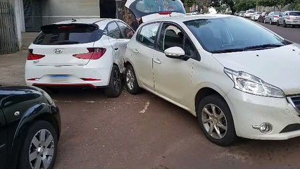 Colisão envolvendo três veículos é registrado no Centro