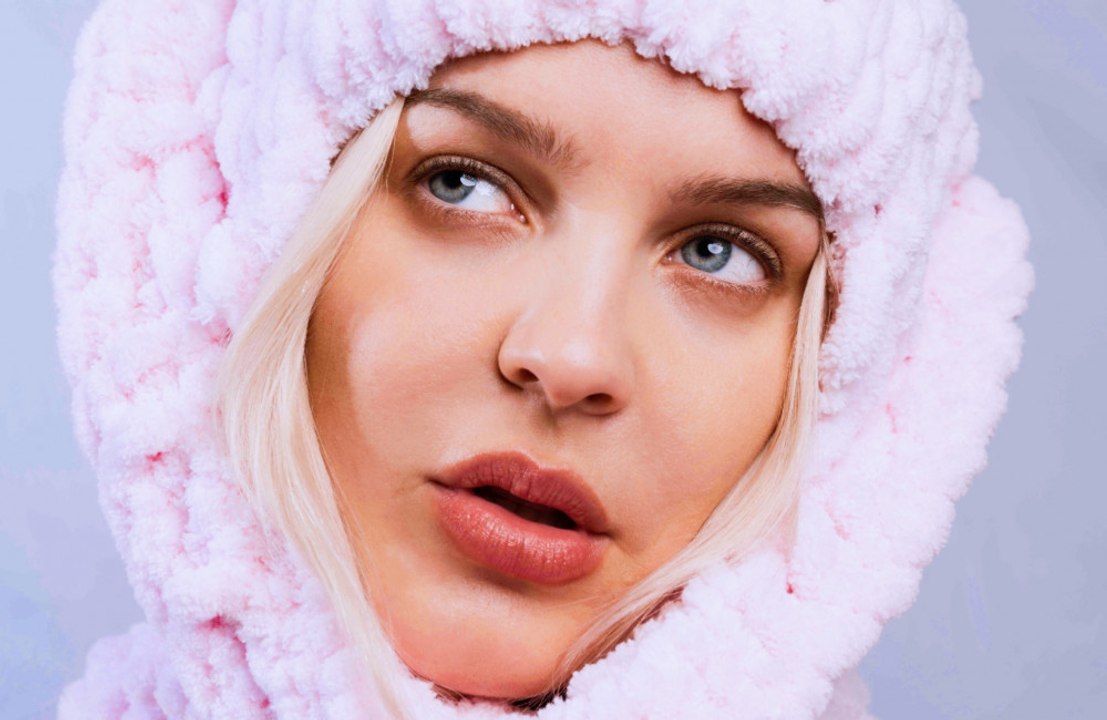 Anne-Marie enthüllt Inspiration hinter ihrer neuen 'TRAINWRECK'-Single