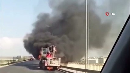 Grue mobile livrée aux flammes