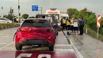 Il a percuté des véhicules qui attendaient à un feu rouge et a roulé dans le champ.