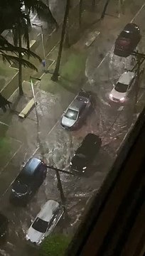 Fortes chuvas deixam ruas de Maceió alagadas