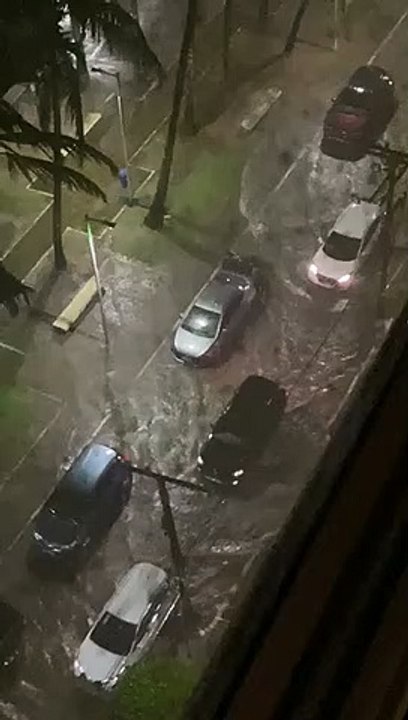 Fortes chuvas deixam ruas de Maceió alagadas