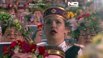 ۱۶ هزار خواننده گروه کر سرود ملی اوکراین را در جشنواره رقص و آواز لتونی خواندند