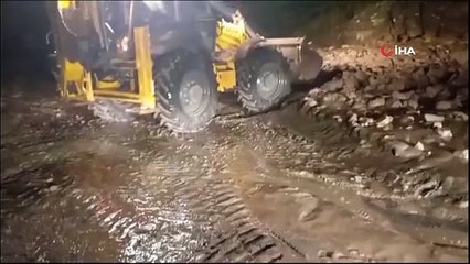 Glissement de terrain sur l'autoroute Artvin-Şavşat：La route est fermée à la circulation