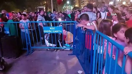 La femme qui est tombée malade lors du concert a été transportée à l'hôpital