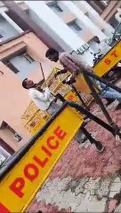 Télécharger la video: Watch VIDEO: #Ratlam collector office shined by the uniformed person