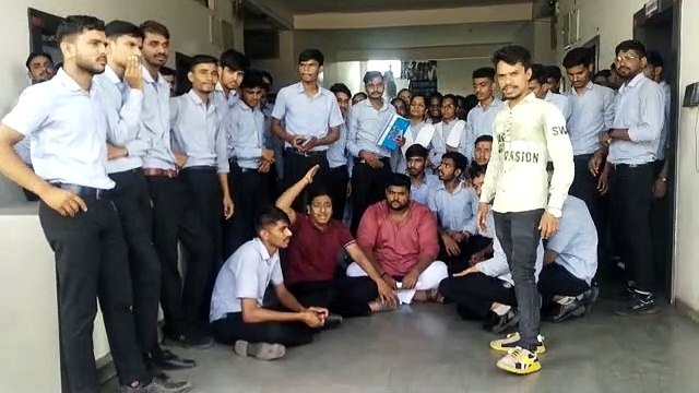 फीस को लेकर एनएसयूआई के साथ विद्यार्थियों ने श्रीजी कॉलेज में किया प्रदर्शन