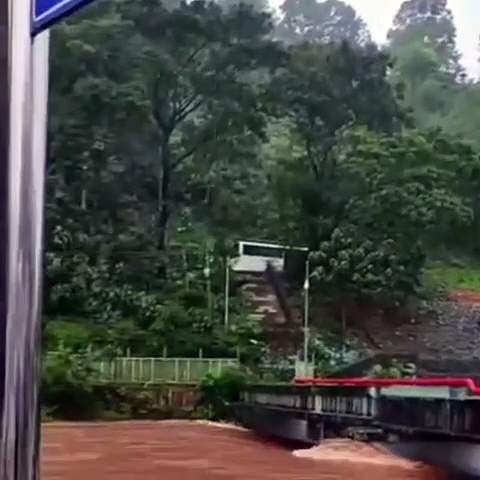 சபரிமலை பம்பை ஆற்றில் கடும் வெள்ளப்பெருக்கு, திரிவேணி பாலத்தை ஒட்டி செல்லும் வெள்ளம்