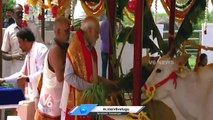 PM Modi Feeding Grass To Cow At Bhadrakali Temple _ Warangal _ V6 News