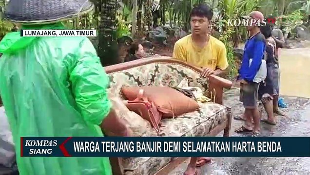 Terjang Banjir Besar, Warga di Lumajang Nekat Demi Selamatkan Harta Benda!