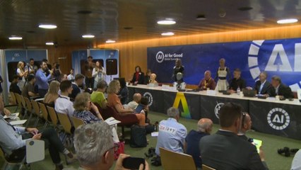 جنيف.. أول مؤتمر صحفي للروبوتات والبشر في العالم