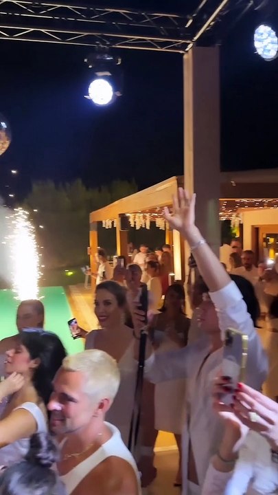 H Καλομοίρα «τα 'σπασε» για τα γενέθλια του συζύγου της! Τα σουβλάκια, το γλέντι & το σπάσιμο πιάτων