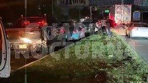 #Preliminar Una camioneta tipo Van, terminó impactada contra una pickup que se encontraba varada por un problema mecánico sobre la Calzada Lázaro Cárdenas, a la altura del Nodo Revolución #GuardiaNocturna