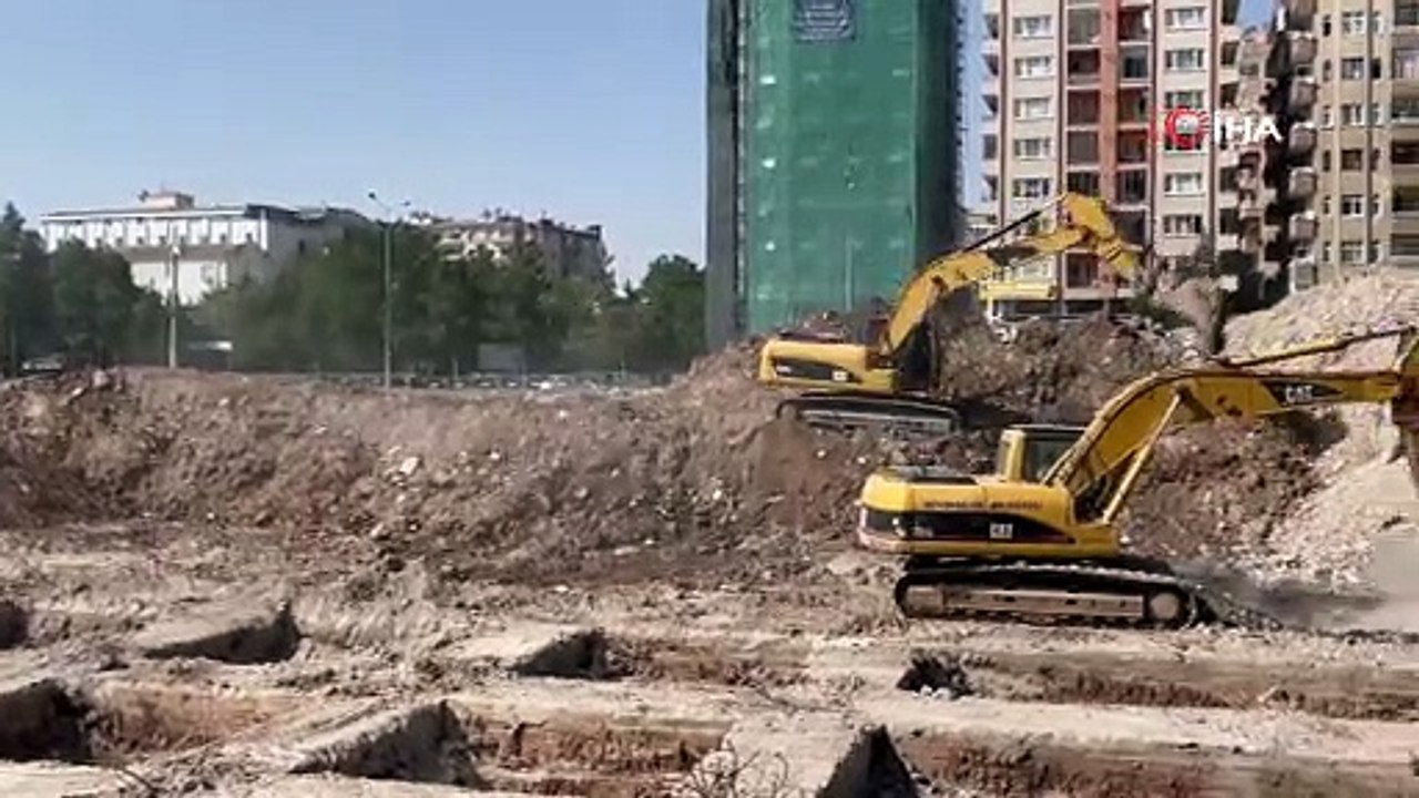 89 kişinin hayatını kaybettiği Galeria Sitesi’nin zemin blokları gözüktü