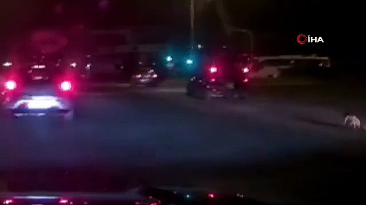 L'enfant qui est tombé du coffre du véhicule en mouvement est sur la caméra