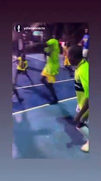 En effet, avec le politique, Kylian Mbappé a pu parler des grands projets qu'il a pour le pays, afin que les jeunes aient un avenir radieux ici . Kylian Mbappé à Yaoundé au Cameroun avec Joakim Noah