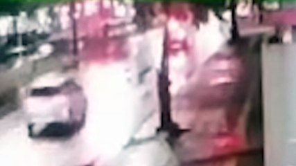 Veja momento da colisão que terminou com homem agredido
