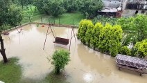 Les rues et les jardins ont été inondés à Sakarya à la suite de l'averse.