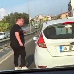 Trafik magandası kadın sürücünün önüne keserek arabasına saldırdı