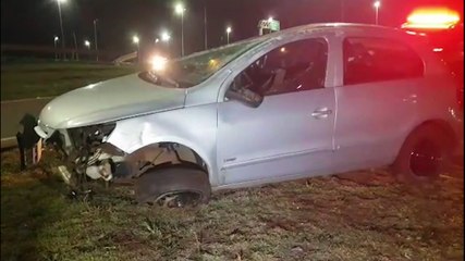 Motorista abandona o carro após capotar no Trevo Cataratas