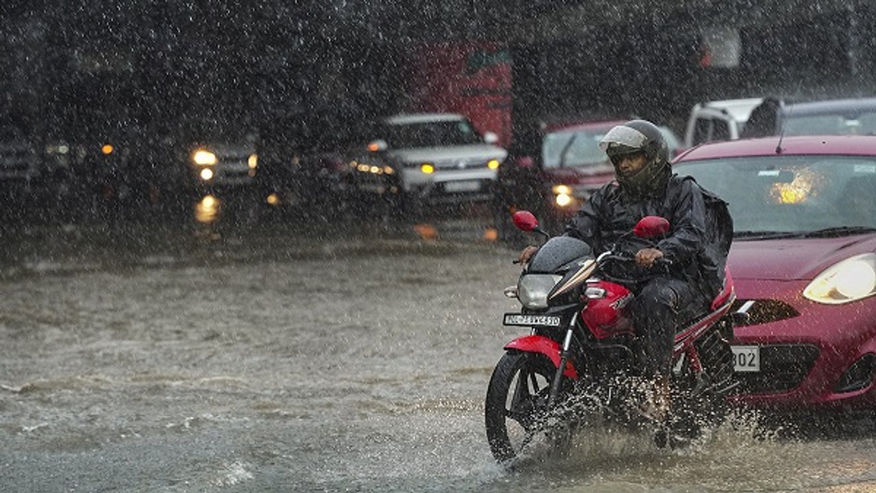 Weather: दिल्ली में हुई आज सुबह बारिश, अगले 4-5 दिनों में उत्तर भारत में भारी वर्षा की संभावना