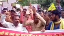 सीहोर: पेशाब कांड के आरोपी को फांसी की उठी मांग,सड़कों पर उतरे लोगों ने किया प्रदर्शन