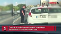 Yol kesip kadın sürücünün aynasını kırdı