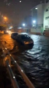 Chuvas em Maceió: ruas ficam alagadas e água invade restaurante