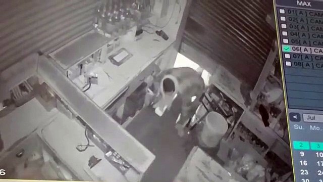 दो दुकानों के ताले तोड़कर 50 हजार रुपए चोरी, सीसीटीवी में कैद हुए चोर