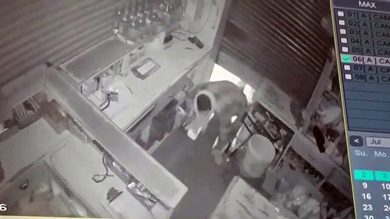 दो दुकानों के ताले तोड़कर 50 हजार रुपए चोरी, सीसीटीवी में कैद हुए चोर