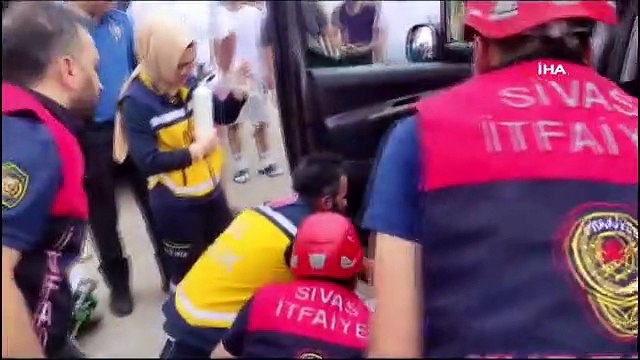 Aracın altında sıkışan motosiklet sürücüsü itfaiye ekipleri tarafından kurtarıldı