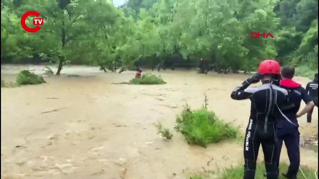 ŞİLE'DE YAĞMUR SONRASI MAHSUR KALANLAR HELİKOPTERLE KURTARILDI