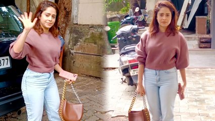 Nushrratt Bharuccha का बांद्रा के एक सैलून के बाहर दिखा निराला अंदाज़