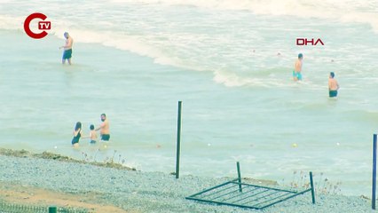 SARIYER'DE YASAĞA ALDIRIŞ ETMEDEN YÜZMEYE DEVAM ETTİLER