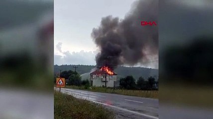Zonguldak'ta evin çatısına yıldırım düştü