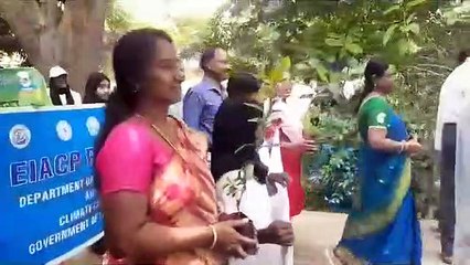 पर्यावरण संरक्षण के लिए हाथों में पौधे लेकर विद्यार्थियों ने निकाली रैली