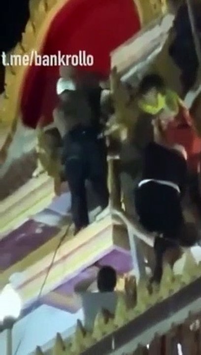 Touriste, qui a grimpé au célèbre temple, est tombé parmi les cris