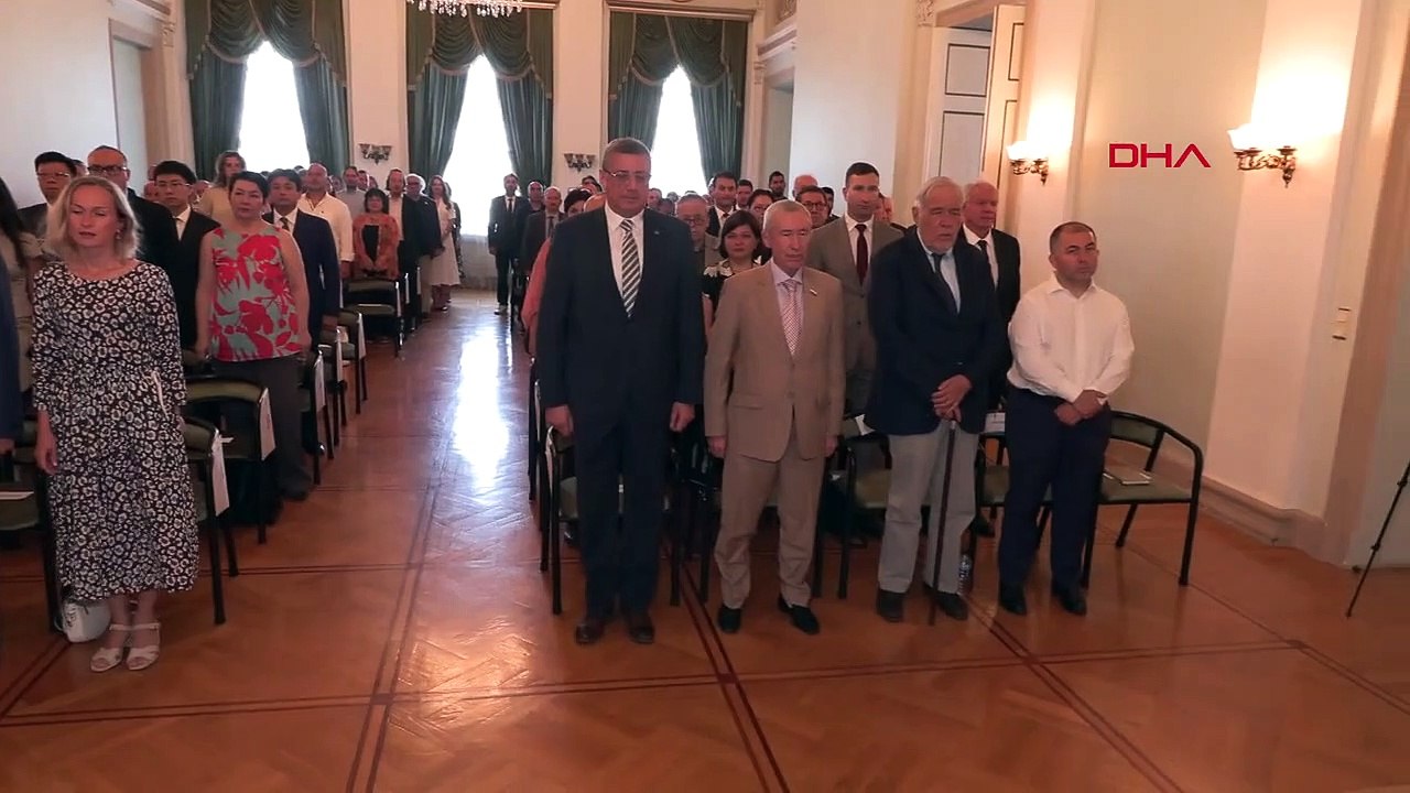 Baguette du symbole du festival Marathon livrée au consulat général de Russie à Istanbul