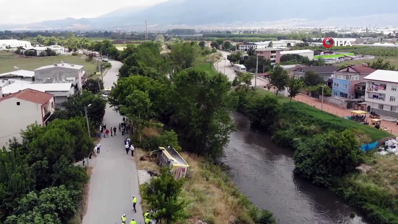 Le bus public renversé à Bursa s'est échappé au dernier moment après avoir volé dans le ruisseau： 10 blessés