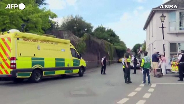 Auto si schianta contro scuola elementare a Wimbledon, morta una bambina