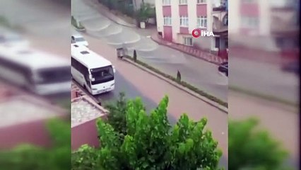 Kandıra'da sağanak sonrası araçlar sular altında kaldı