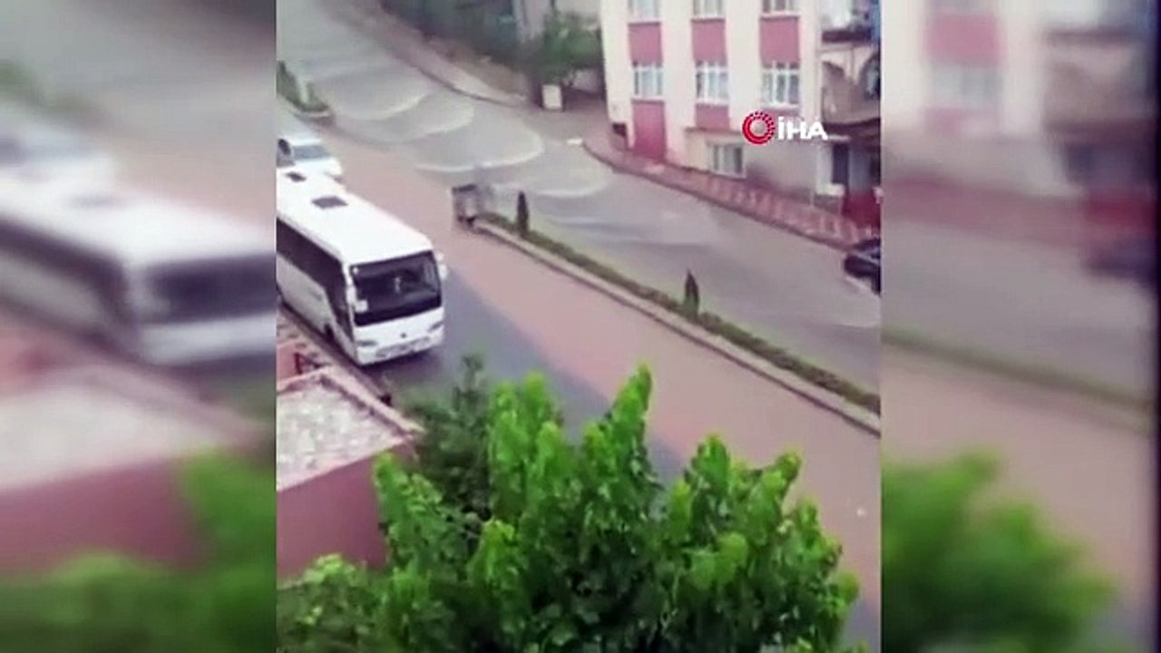 Kandıra'da sağanak sonrası araçlar sular altında kaldı