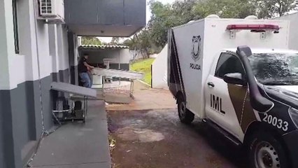 Corpo de homem encontrado morto na Avenida Tancredo chega ao IML ainda sem identificação