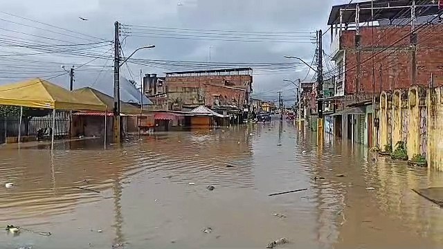 Ruas em São Luís do Quitunde ficam alagadas por conta das chuvas