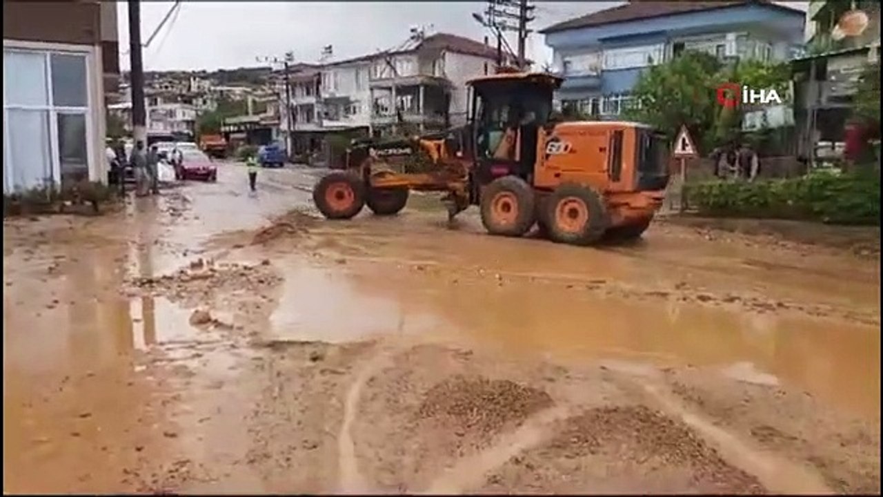 C'est ainsi qu'il a été lavé dans les eaux du déluge Il a pris une douche avec de l'eau de pluie dans la rue qui s'est transformée en lac.