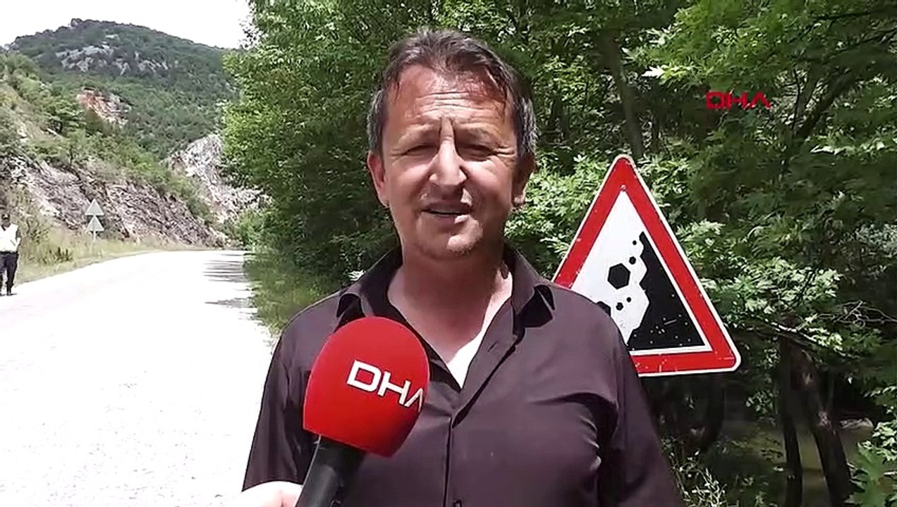 Après la pluie, des rochers ont bloqué la route à Tavşanlı