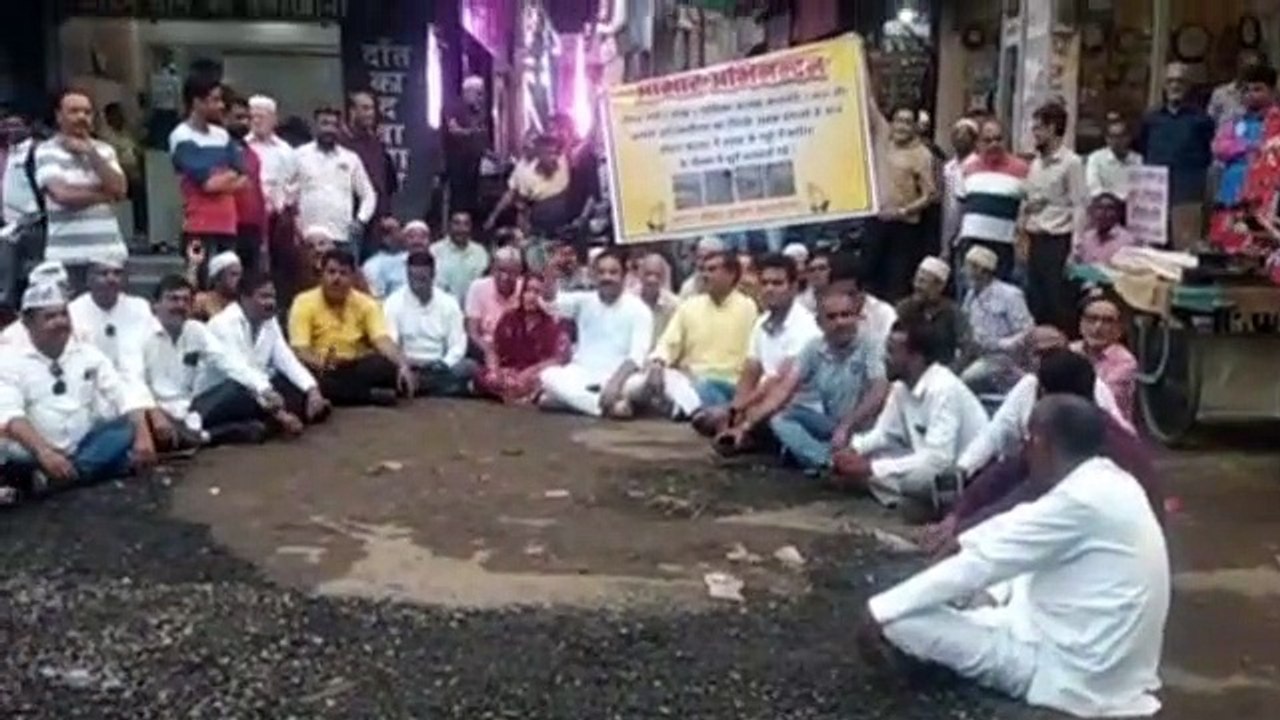 सीसी रोड निर्माण को लेकर महिला कांग्रेस पार्षद ने दिया धरना