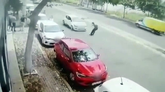L'accident catastrophique dans lequel la voiture a heurté le piéton est filmé