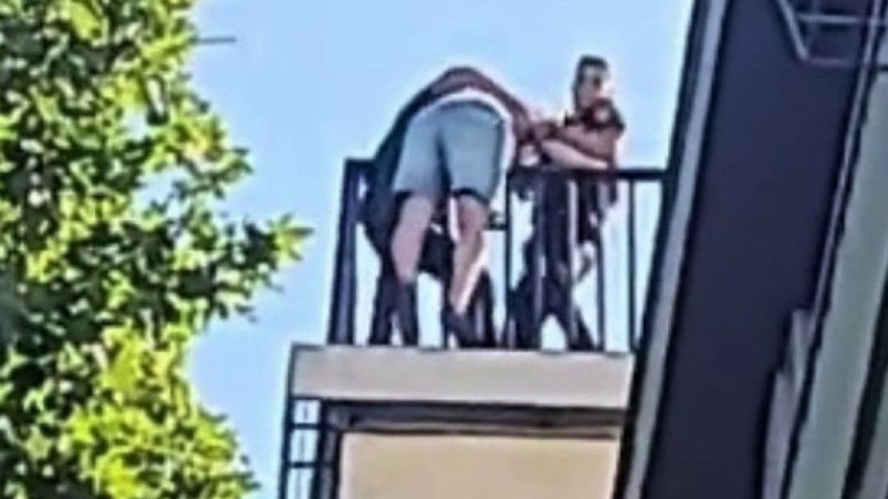 La Policía Nacional salva a un hombre en Linares pretendía lanzarse al vacío